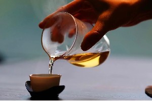 老茶客啜饮技巧：品茶层次与香气的奥秘