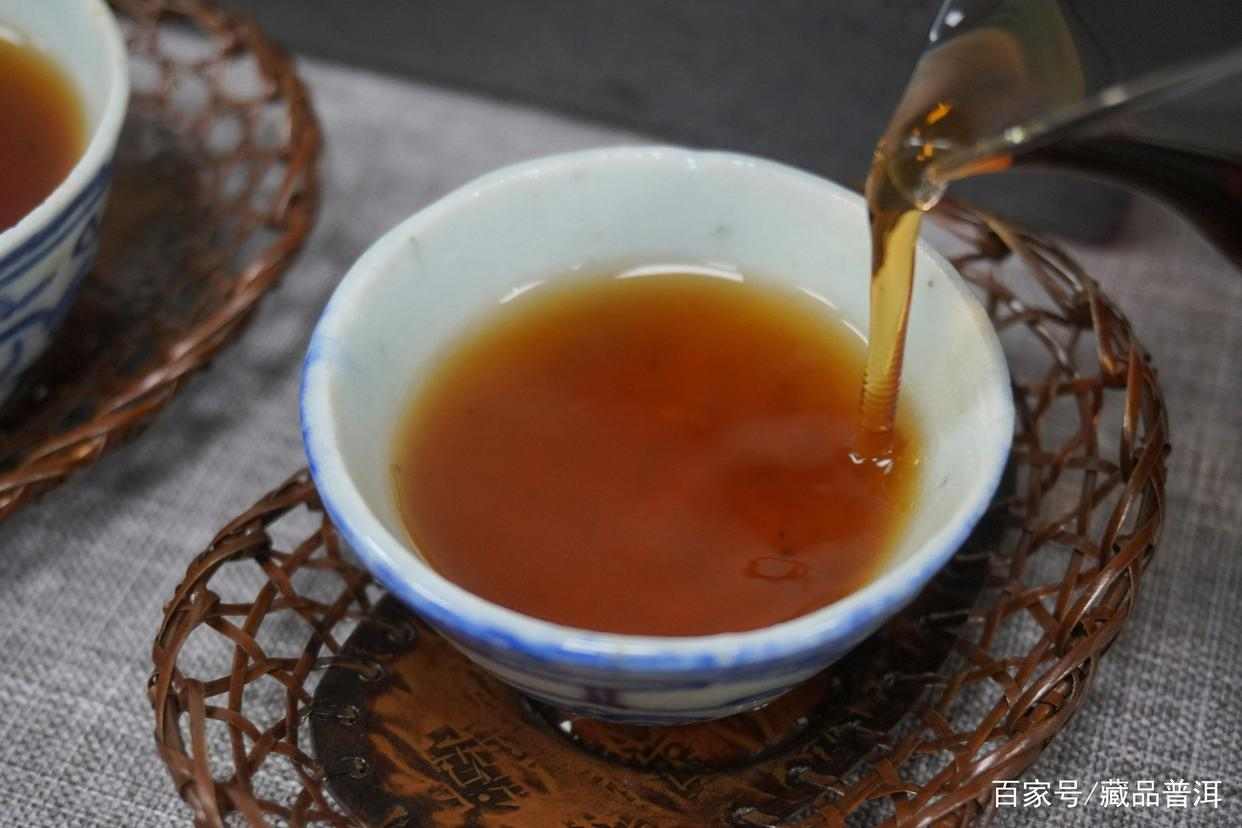 老熟茶怎么冲泡更好喝？以05年红大益7572熟饼为例，纯经验分享