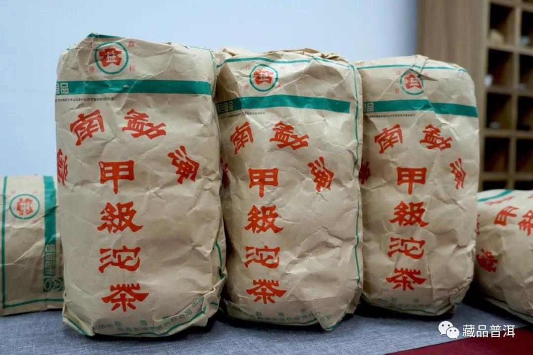 普洱知名品牌的经典茶:05年易昌号小饼、03年大益250克甲沱鉴赏 普洱知名品牌的经典茶:05年易昌号小饼、03年大益250克甲沱鉴赏