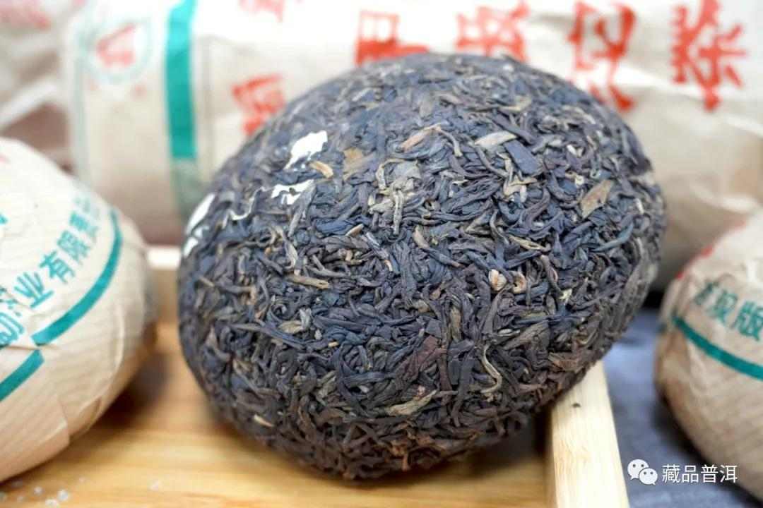 普洱知名品牌的经典茶:05年易昌号小饼、03年大益250克甲沱鉴赏 普洱知名品牌的经典茶:05年易昌号小饼、03年大益250克甲沱鉴赏