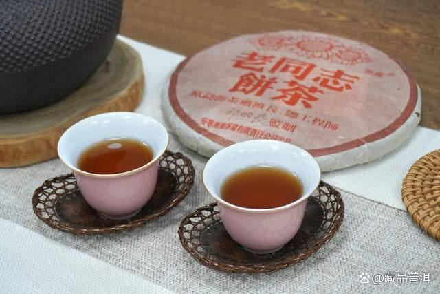 老同志彩版熟饼品鉴：经典普洱茶的口感与陈香