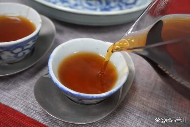 大益金针白莲与7572熟茶对比评测，用料工艺差异明显