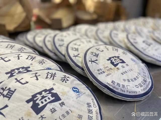 2009年三款普洱明星茶盘点：大益7542孔雀沱陈升号牛砖