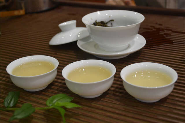 “茶倒七分满”：给关系留点呼吸的空间