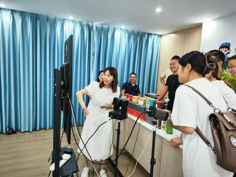 雨城区春茶采摘正当时 茶产业助力乡村振兴 雨城区合江村:春茶采摘拉开帷幕 万亩茶园即将喜迎丰收