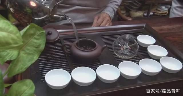50年代红印圆茶冲泡实录，老普洱茶品鉴全流程解析