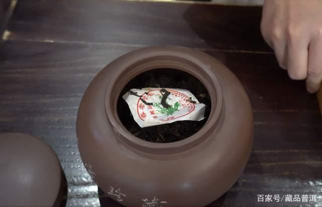 撬散普洱茶存放方法详解，选择合适容器避免氧化受潮