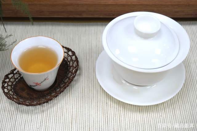 盖碗泡茶不烫手的三个实用技巧，选对器型掌握正确手法