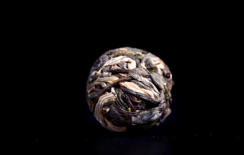 帕沙老树龙珠生茶口感评测:花香浓郁回甘显著的高性价比普洱茶 清新淡雅花蜜香:2024年一头大象帕沙老树龙珠