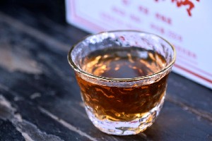 秋日暖茶时光：红茶与熟茶的温暖陪伴