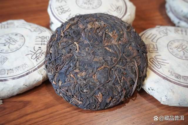 99易昌号小饼深度解析 易武野生大树茶的陈化传奇 99易昌号小饼深度解析 易武野生大树茶的陈化传奇