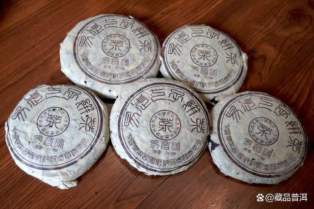 99易昌号小饼深度解析 易武野生大树茶的陈化传奇 99易昌号小饼深度解析 易武野生大树茶的陈化传奇