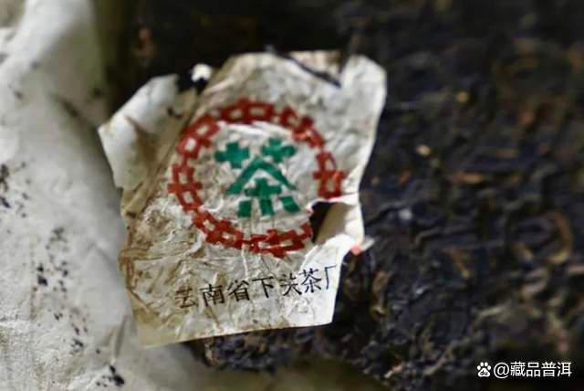 下关2003年小飞铁普洱茶特点解析,铁饼工艺与收藏价值 下关2003年小飞铁普洱茶特点解析,铁饼工艺与收藏价值