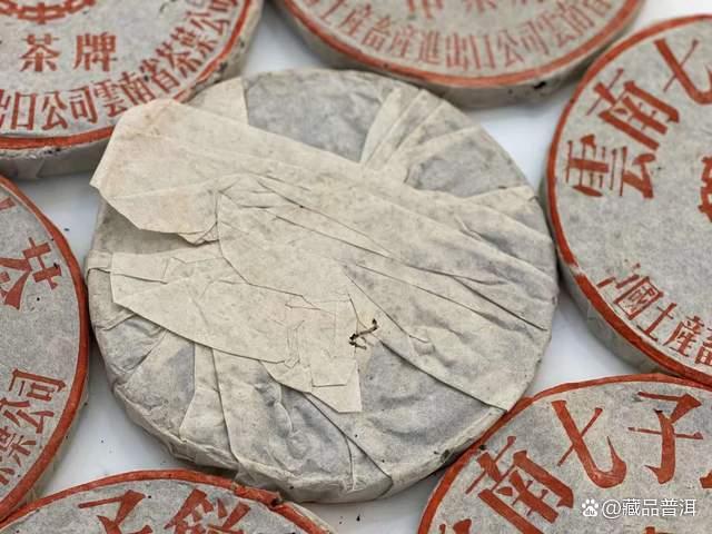 下关2003年小飞铁普洱茶特点解析,铁饼工艺与收藏价值 下关2003年小飞铁普洱茶特点解析,铁饼工艺与收藏价值