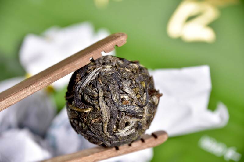 孔雀普洱茶品质解析:高端原料工艺与独特口感体验 2024年一头大象孔雀龙珠生茶