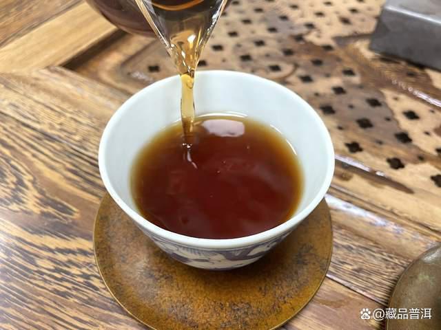 老同志2004年彩版熟饼：“熟茶之父”邹炳良的经典代表作