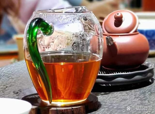 普洱茶泡茶工具选择：盖碗与紫砂壶优劣对比分析