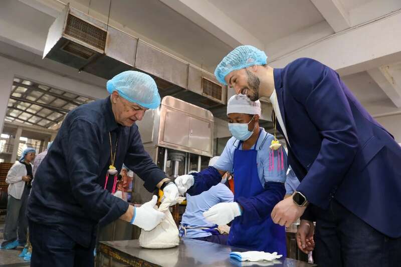 外交官体验非遗茶道 探索东西方文化互鉴新路径 18国使节走进大益 共植友谊茶园,解码“茶香外交”的中国式浪漫
