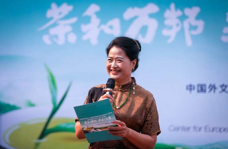 外交官体验非遗茶道 探索东西方文化互鉴新路径 18国使节走进大益 共植友谊茶园,解码“茶香外交”的中国式浪漫