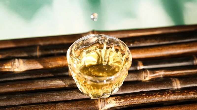 细品春韵香气,大树春饼茶的自然清甜与持久醇厚 下关大树春饼茶 细酌高山云雾滋养出的“春韵”