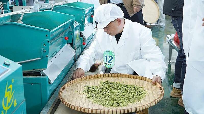 黔西南州机制扁形绿茶技能竞赛助力产业升级 黔西南州第一届“晴隆绿茶杯”机制扁形绿茶技能大赛在沙子镇举行