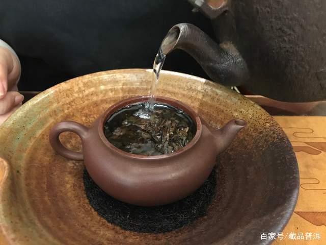 普洱茶冲泡技巧：搭配小碎茶平衡茶汤浓度