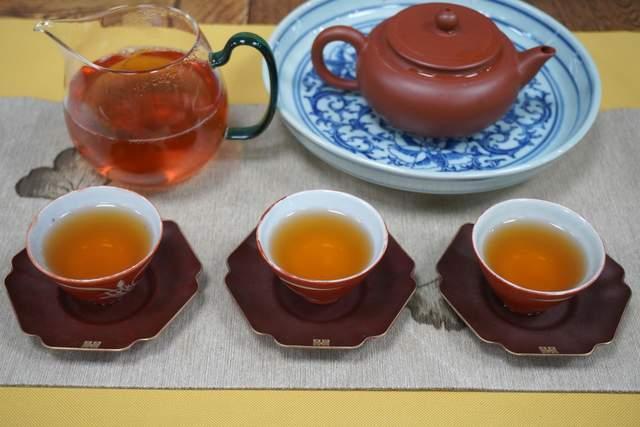普洱茶包装棕褐色印记解析:茶油成因与品质关系 普洱茶包装棕褐色印记解析:茶油成因与品质关系